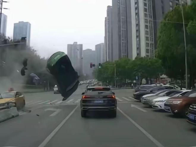 凡士林重庆一特斯拉失控连撞多车空中连续翻滚但驾驶员并未受翻转