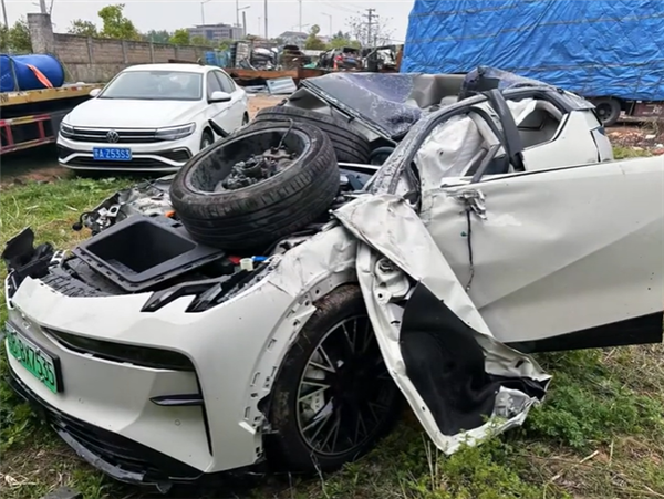 极氪X高速出事故翻滚6圈 车内两人无碍：下一台换007GT